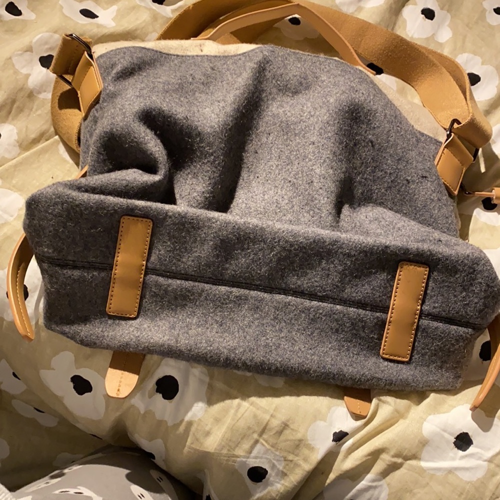 EUC like new Petra Messenger Bag. Where business meets savvy. Eco savvy! - Picture 10 of 11